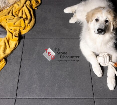 MBI Trippel T Zwart-Grijs genuanceerd 60x60x4 cm sfeerfoto