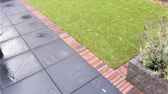 Uw grasmat in de herfst groen houden valt niet mee