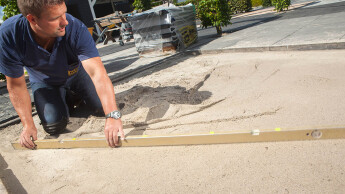 Hoeveel wit zand moet er onder mijn bestrating?