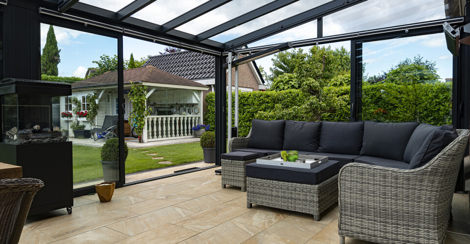 Tegels onder de overkapping