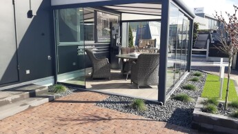 Bestrating onder een overkapping