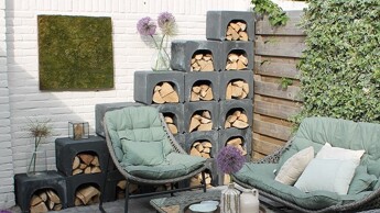 Een vuurkorf in de tuin en houtopslag