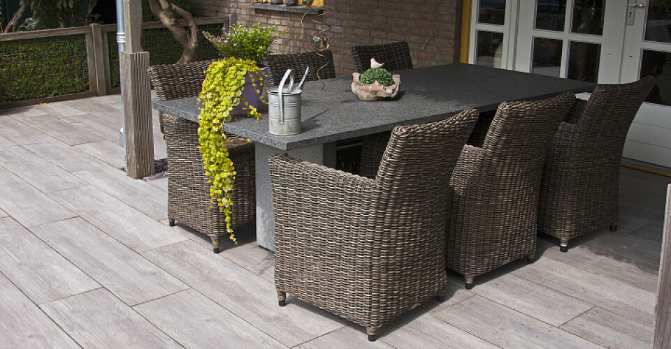 Vlonder van keramische planken - Woodlook Grey Wash_Anwendung_1-Web_1920x1080_p