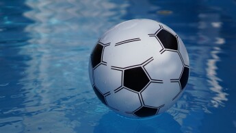 Plaatsen van zwembad op de bestrating